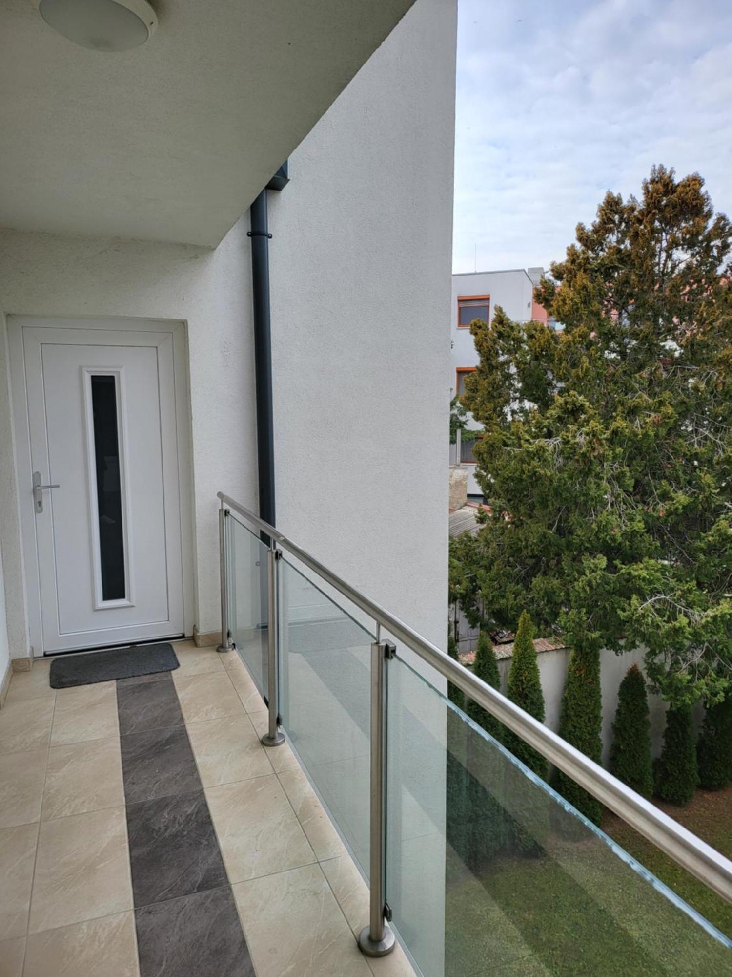 Triangol Apartman: Fuerdo, Belvaros, Egyetem غيور المظهر الخارجي الصورة